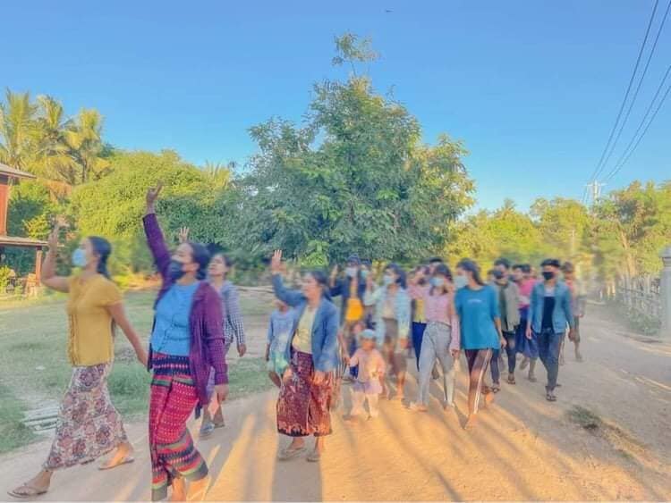 Khithitofficial's tweet photo. တန့်ဆည်တွင် ဖက်ဆစ် စစ်ကောင်စီ တော်လှန်ရေး ပင်မသပိတ် စစ်ကြောင်း ချီတက် ဆန္ဒပြ 
ရန်ကုန် နိုဝင်ဘာ ၃၀ 
တန့်တဆည်မြို့နယ် ပင်မသပိတ် စစ်ကြောင်း ဦးဆောင်ကာ ယနေ့ နိုဝင်ဘာလ ၃၀ ရက်နေ့တွင် ဖက်ဆစ် စစ်ကောင်စီ တော်လှန်ရေး ချီတက် ဆန္ဒပြခဲ့ကြောင်း သိရသည်။ https://t.co/EGDnewbIZY