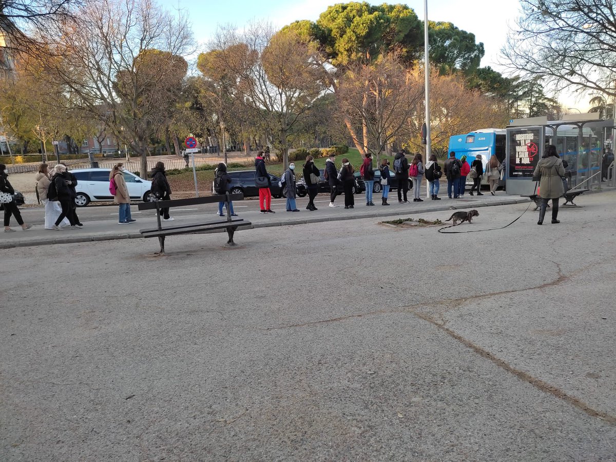 Un día más, el único autobús (A) que conecta el intercambiador de Moncloa con la Campus de Somosaguas, totalmente colapsado. Esperas eternas, colas interminables y retrasos inadmisibles. <a href="/EMTmadrid/">EMT Madrid</a> necesitamos refuerzos en esta línea para que estas situaciones ⬇️ dejen de ocurrir