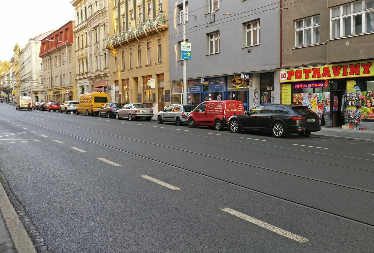nahodny_chodec's tweet photo. teorie: „V době od 5.00 do 19.00 hodin je zakázáno stání tam, kde by nezůstal mezi vozidlem a nejbližší tramvajovou kolejnicí volný jízdní pruh široký nejméně 3,5 m.“

praxe: #brno #veveri https://t.co/F96ZlSc0DS