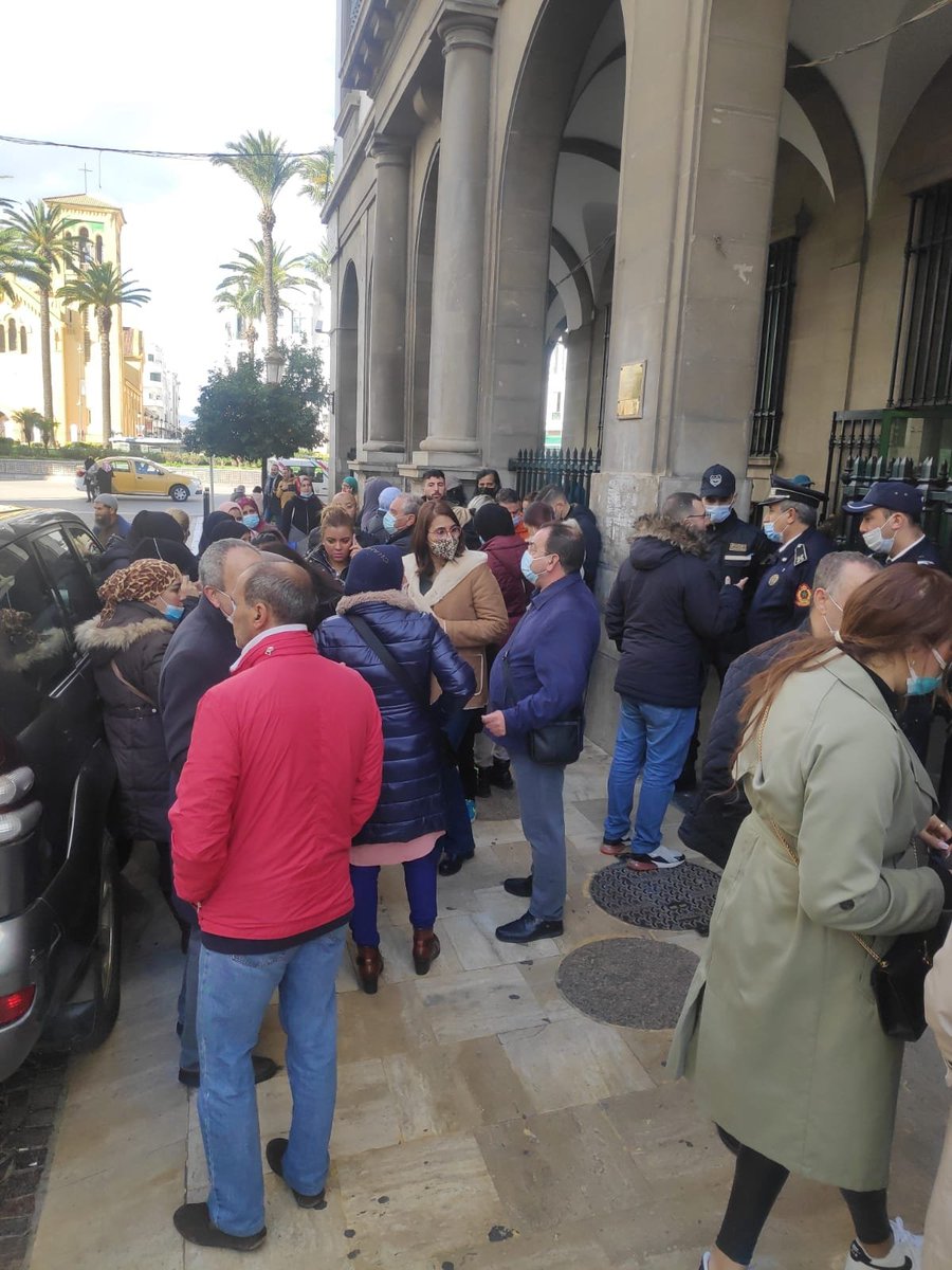 sofiacatalav's tweet photo. Nacionales y residentes españoles atrapados en #Marruecos debido al cierre de fronteras. Aseguran que ni los consulados de #España ni las aerolíneas ofrecen soluciones. Protestan frente al consulado español de Tetuán https://t.co/xGkmLphEq6