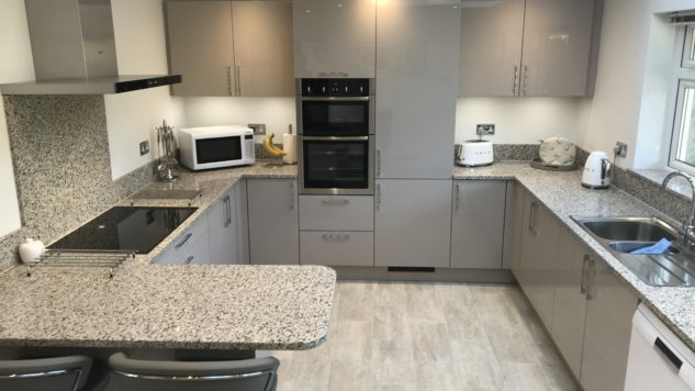 This high gloss lacquer #kitchen in #Rutland was manufactured by German kitchen manufacturers Hacker and created in Faro Cashmere. It features @NEFFHomeUK appliances and quartz kitchen #worktops in Konigstone 'Manhattan'.... bit.ly/3ArjAub