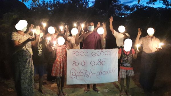 Khithitofficial's tweet photo. စစ်အာဏာရှင် ချေမှုန်းရေး ပြည်ကြီးတံခွန်ဆရာတော် ဦးဆောင် ဆန္ဒပြ
ရန်ကုန်၊ နိုဝင်ဘာ ၃၀ 
အကြမ်းဖက် ဖက်ဆစ် စစ်အာဏာရှင် ချေမှုန်းရေးအတွက် မန္တလေး ပြည်ကြီးတံခွန်ဆရာတော်ဦးဆောင်၍ ယနေ့ညနေပိုင်းတွင် ညပိတ် ဆင်နွှဲ ဆန္ဒပြကြောင်း သိရှိရသည်။ https://t.co/iIYW64qYr0