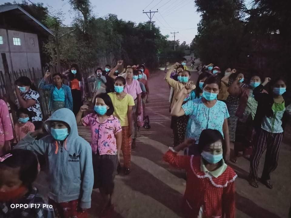 Khithitofficial's tweet photo. အကြမ်းဖက် ဖက်ဆစ် စစ်အာဏာရှင် ဆန့်ကျင်ရေး ညနေခင်းသပိတ်စစ်ကြောင်း ဆားလင်းကြီးတွင် ချီတက်
ရန်ကုန်၊ နိုဝင်ဘာ ၃၀
ဆားလင်းကြီးမြို့နယ် ကျေးရွာတစ်ရွာတွင် ကျေးရွာလူထုစုပေါင်း၍ အကြမ်းဖက် ဖက်ဆစ်စစ်အာဏာရှင်တော်လှန်ရေး ညနေခင်းသပိတ်စစ်ကြောင်း ချီတက်ခဲ့ကြသည်။ https://t.co/F6A2dFptUd