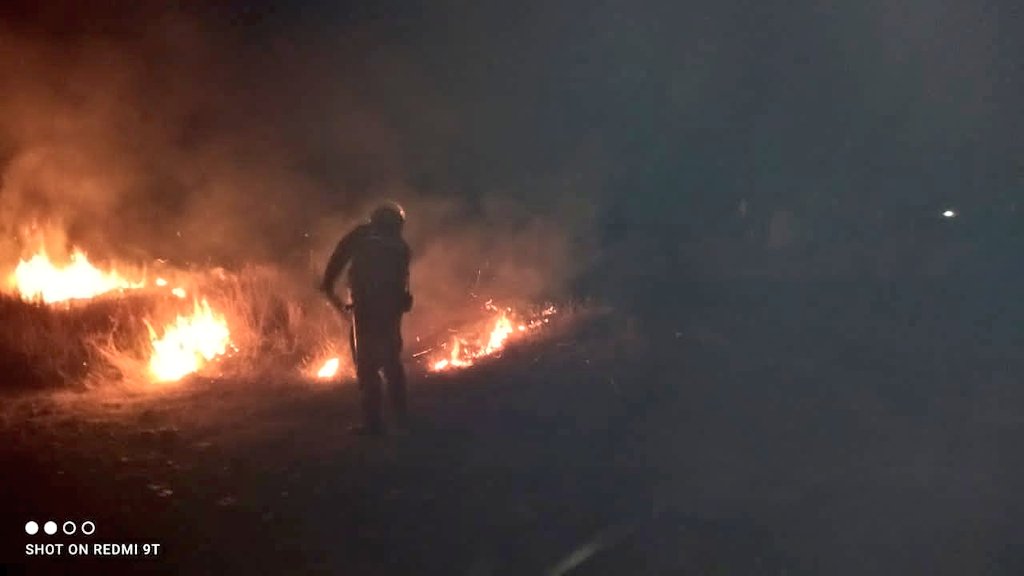 POLICIA_OCOTLAN's tweet photo. @POLICIA_OCOTLAN sofoca incendio de pastizales  en carretera federal 175 a un costado de la universidad “Nova Universitas.

@GobMpal_Ocotlan
@SSP_GobOax 
@SESESP_GobOax 
@Policia_GobOax 
@polux100 
@GobOax 
@DiscipuloMD https://t.co/FdLV2s22sT