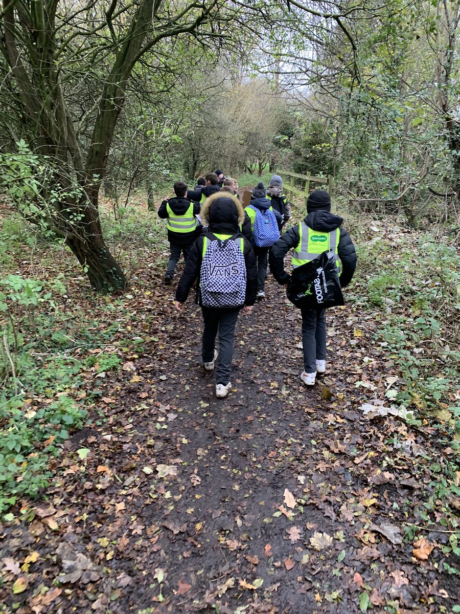 PlaceFarmAcad's tweet photo. Year Six had a wonderful time this morning at East Town Park #enrichment #science #exploringhabitats #exploringourlocalenvironment #rivers #part2 https://t.co/bCcppMvxiO