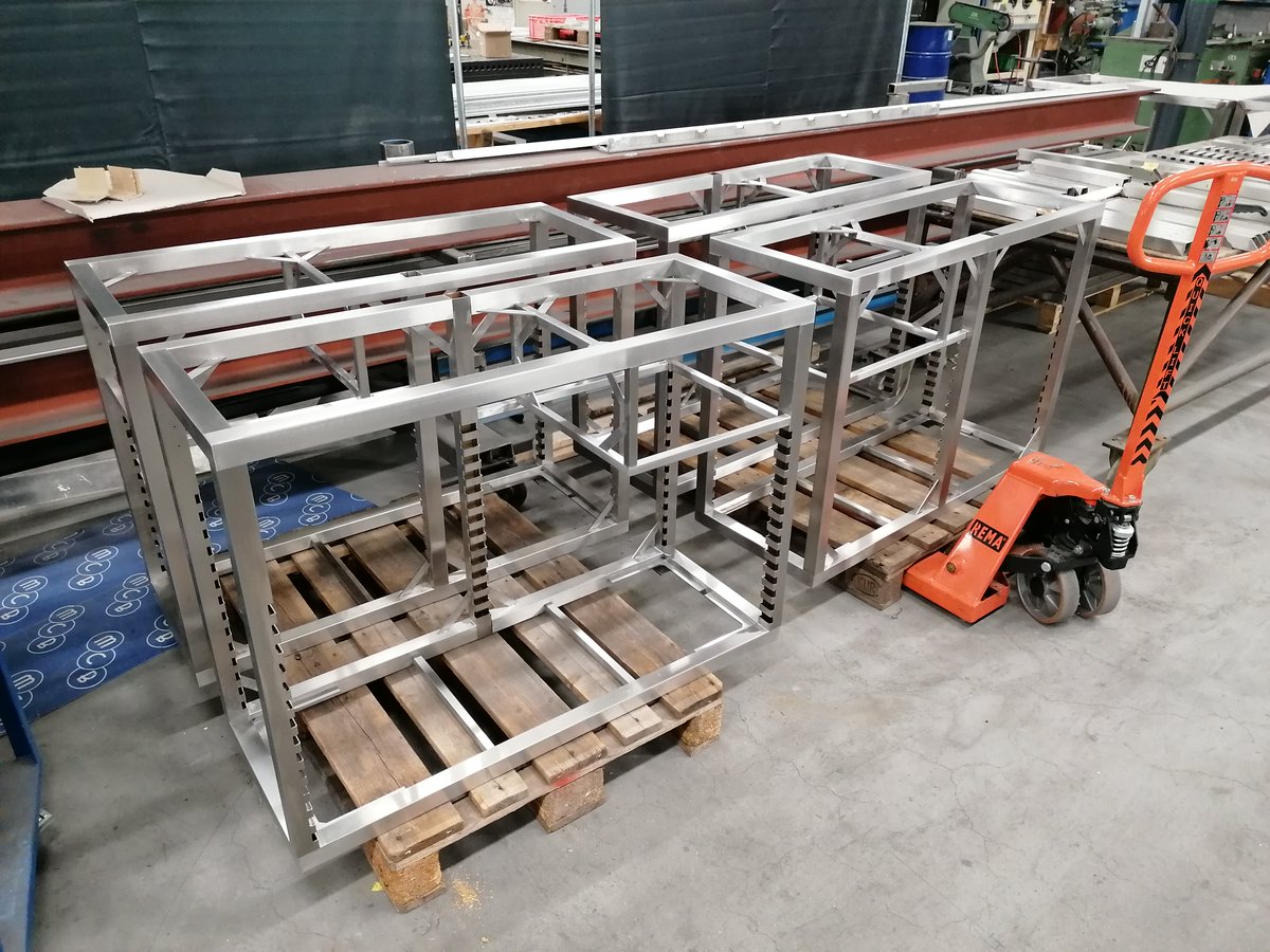 VeratioBV's tweet photo. Zoekt u een betrouwbare leverancier voor RVS frames?
Afdeling productie: https://t.co/BqVukB7TRg

#RVS #roestvaststaal #roestvrijstaal #aluminium
#Veratio #Gouda #specialist 
#lasersnijden #lassen #slijpen
#voedingsmiddelenindustrie #bouw #utiliteitsbouw #interieurbouw https://t.co/0mdPZLs8Bg