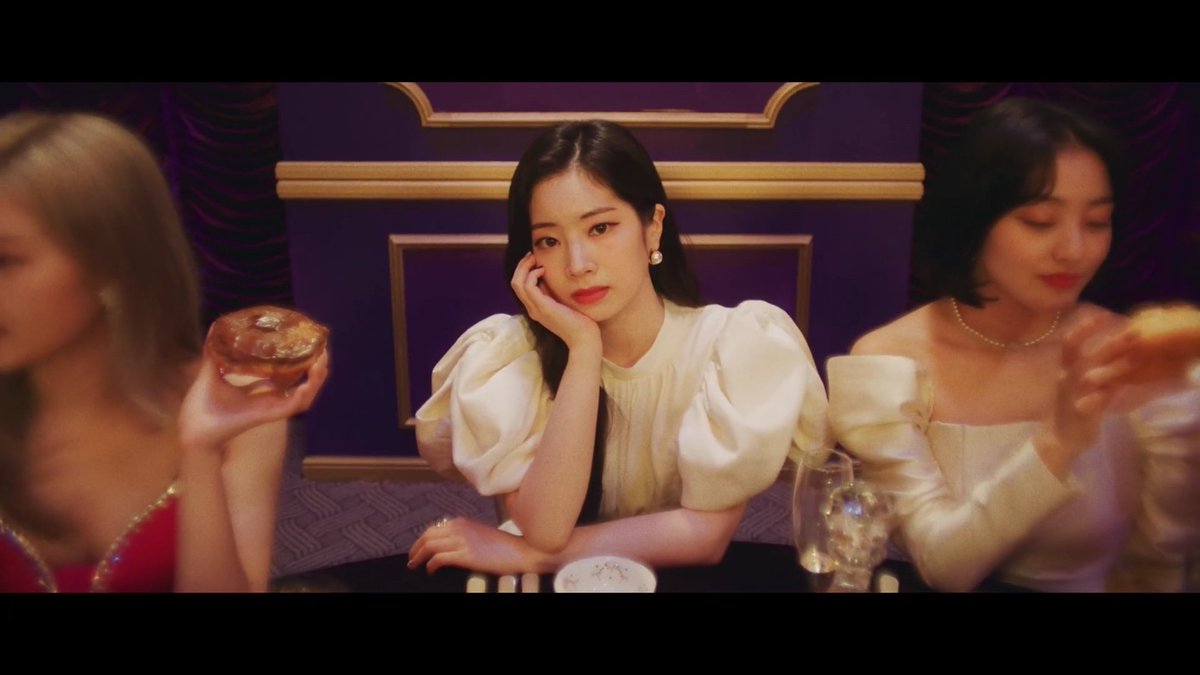 mydubluv's tweet photo. so what's the theory?!
#DAHYUN #MINA #TWICE #Doughnut @JYPETWICE @JYPETWICE_JAPAN https://t.co/vL27dAWfS3