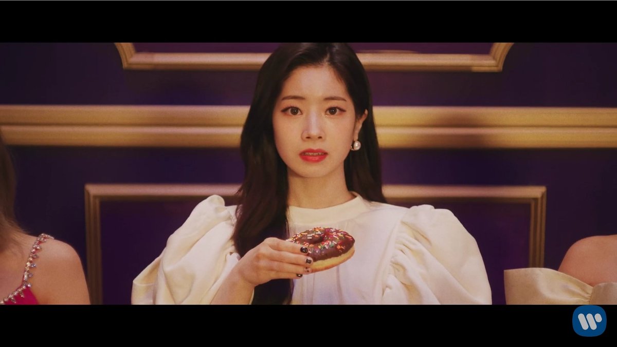 mydubluv's tweet photo. so what's the theory?!
#DAHYUN #MINA #TWICE #Doughnut @JYPETWICE @JYPETWICE_JAPAN https://t.co/vL27dAWfS3