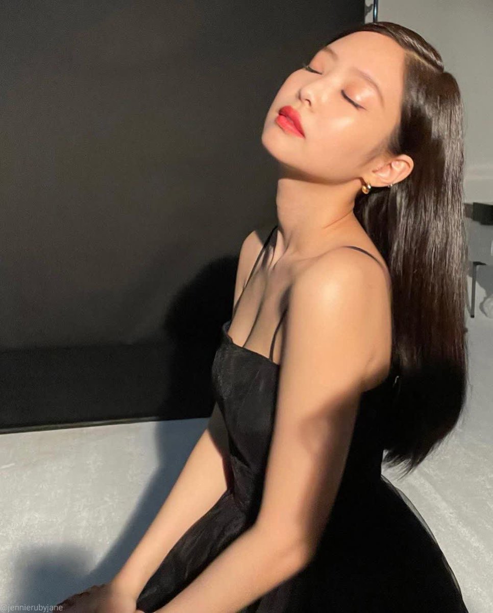 RioAnimas's tweet photo. Normalize maulol Sayo Jennie Kim 🤍😭
#JennieKim
#JENNIE 
#JennieInstaGramUpdate https://t.co/9nmnjoPAhZ