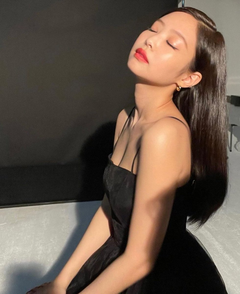 jnkgod's tweet photo. god shes STUNNING😍 https://t.co/uzdiTwE0v4