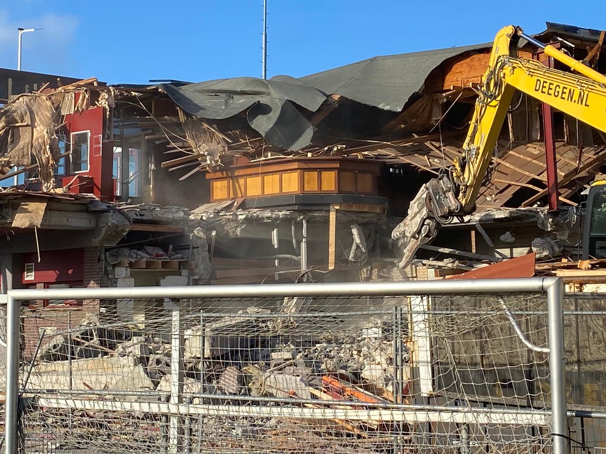 Het is half 6 geweest..., deze 'Blauwe' bar is finaal gesloten. (foto: HeHe Diezijn)