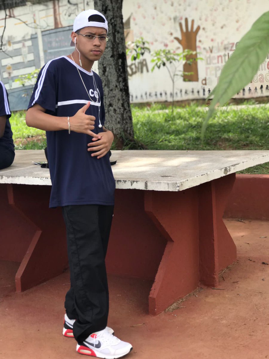 _fellipesilva04's tweet photo. O dia que eu estava estiloso na escola, na vdd quase sempre eu estive estiloso na escola hehe 🤩 https://t.co/UzvqJdc3eK