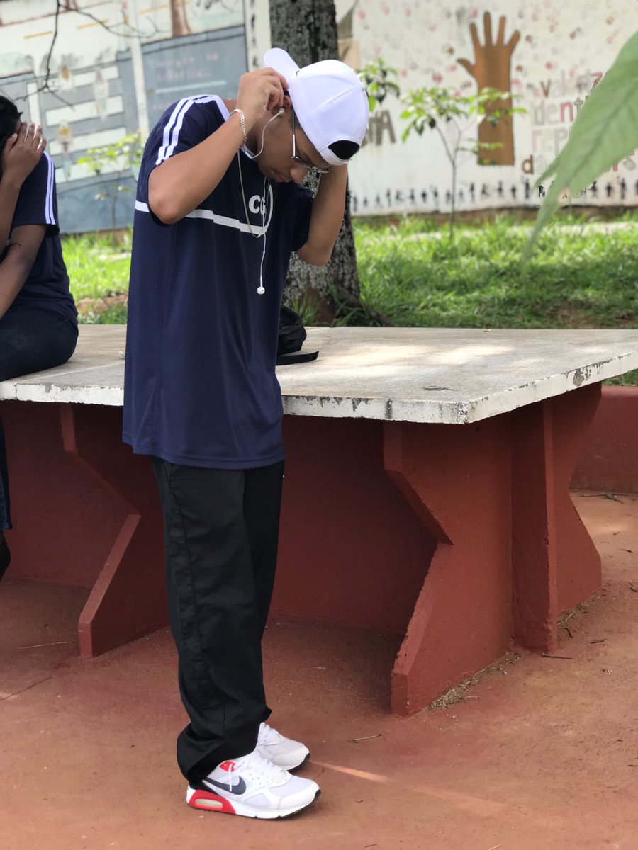 _fellipesilva04's tweet photo. O dia que eu estava estiloso na escola, na vdd quase sempre eu estive estiloso na escola hehe 🤩 https://t.co/UzvqJdc3eK
