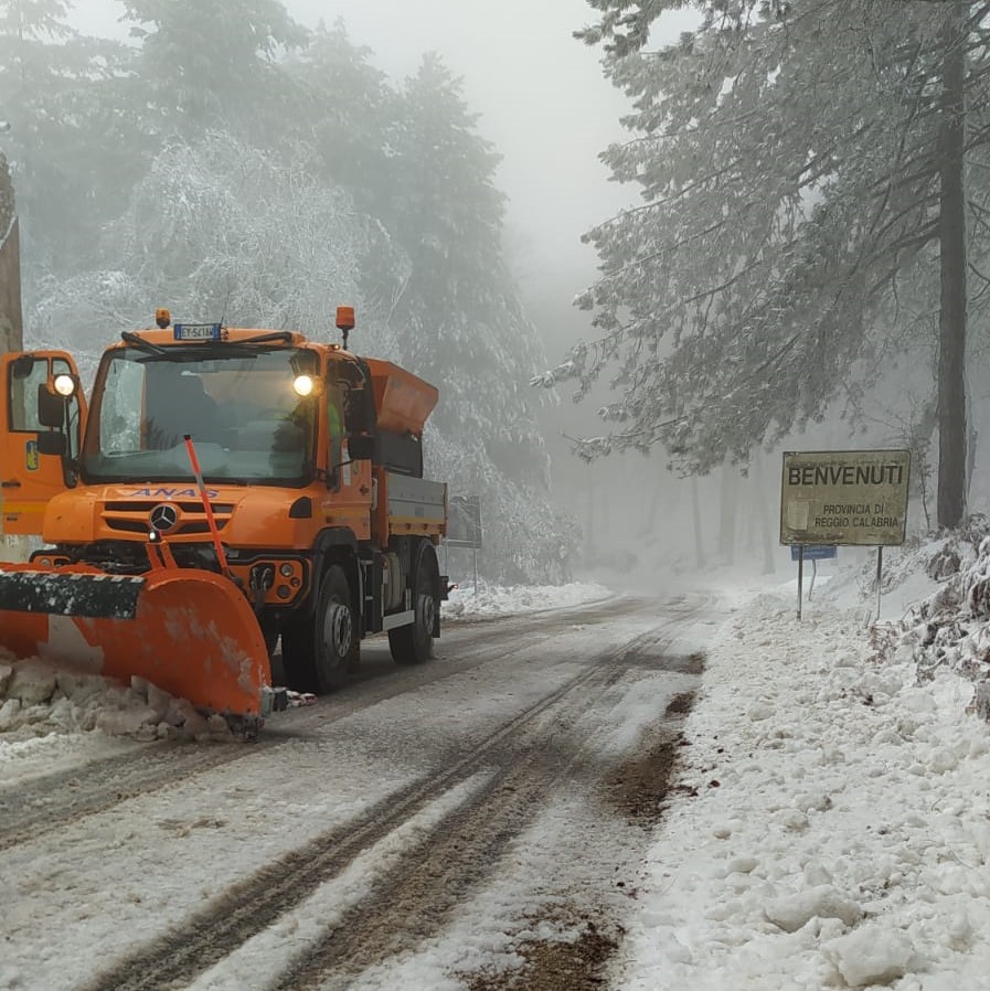 StradeAnas's tweet photo. ❄️Prime nevicate della stagione da nord alle isole! Da ieri uomini e mezzi #Anas in azione come da #pianoneve nazionale.
🚜Immagini da #Veneto #SS52 #Calabria #SS179 dir e #Sardegna #SS198.
Scopri di più sul piano neve 2021 ⤵
https://t.co/SJd5oeGQMt https://t.co/ST9HfJIOZJ
