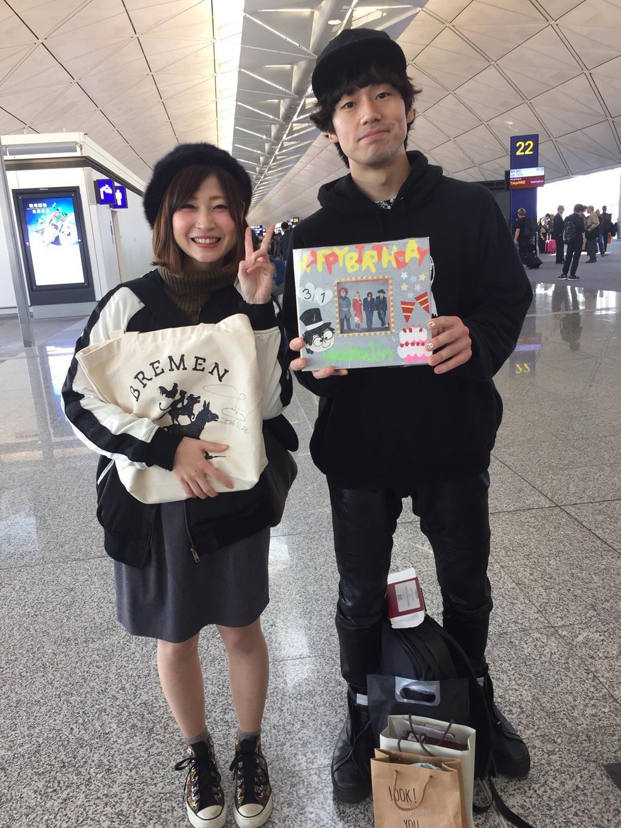 chanxxxxx2's tweet photo. が！！！待って！！この日から
一昨日でちょうど５年経ってた！
やば！！！！！！
手渡しした手作り絵本アルバム
(死ぬ気で作った)
(会えるかも？と思って持ち歩いてた)
疲れた時に見てくれたりしてくれてるかな、、、😭

香港の空港にて。
海外で見るセカオワ、新鮮だったなあ https://t.co/kP1KSocrrB