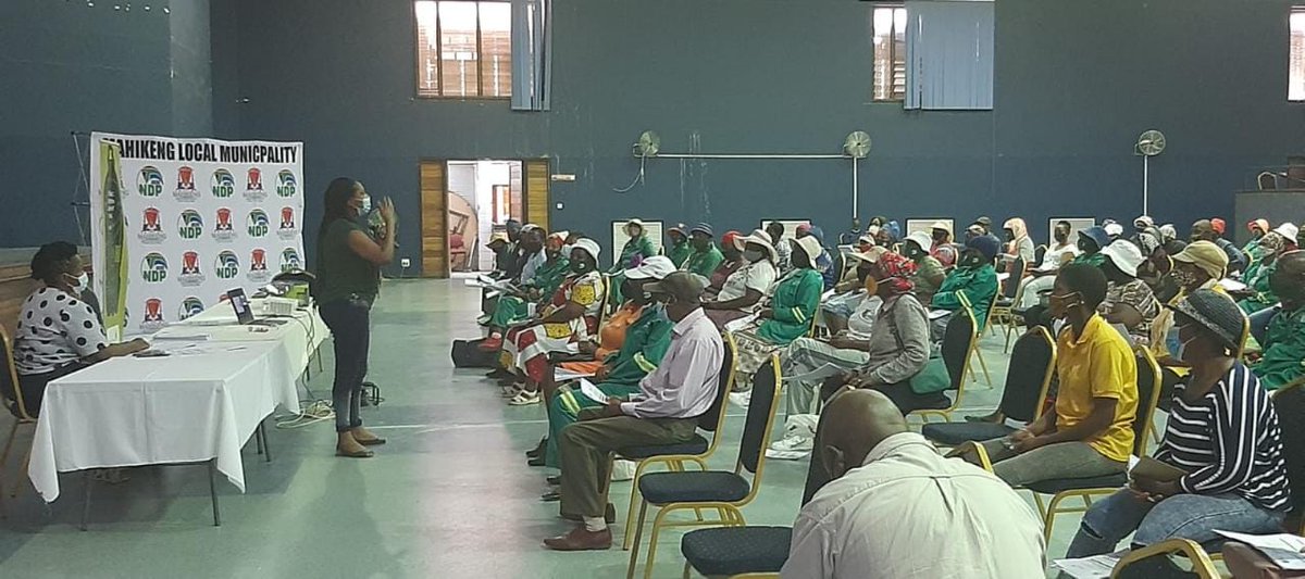 Petco_Official's tweet photo. Last week, PETCO in partnership with Mahikeng Local Municipality, @environmentza and @NWPG_Dedect  co-hosted recycling workshops over two days for waste pickers, SMMEs and Co-Ops in Mahikeng at Mmabatho Civic Centre, North West. #training #inclusiveepr #recycling https://t.co/FbBLRwZnrH