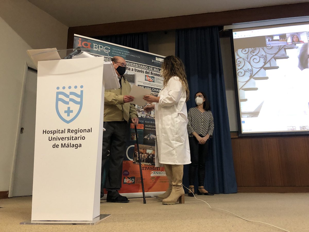EnfSaludDigital's tweet photo. Emocionada @MJPalomoFer al recibir el diploma por la implantación de la guía de pie diabético de la mano de un paciente, que fue su profesor en la EGB, sobran las palabras, este es el mayor reconocimiento 🏆👏🏻👏🏻❤️
#BPSOAndalucia #cuidoenregional #piediabetico https://t.co/Z08D9JH9Wn
