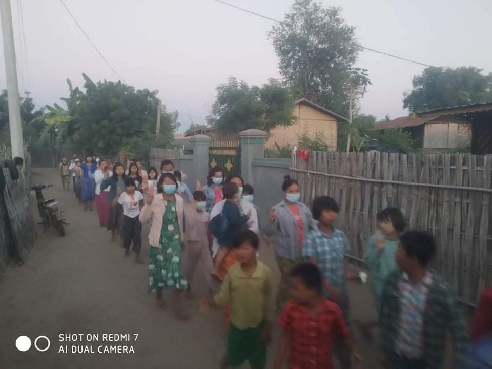 Pyae__phyo's tweet photo. On the evening of Nov 30, pro-democracy youths in #YeKyiPin village, Yinmarpin Tsp protested against the military dictatorship.
FREEDOM FROM FEAR
#Nov30Coup
#WhatsHappeningInMyanmar https://t.co/QE9b7apZF3