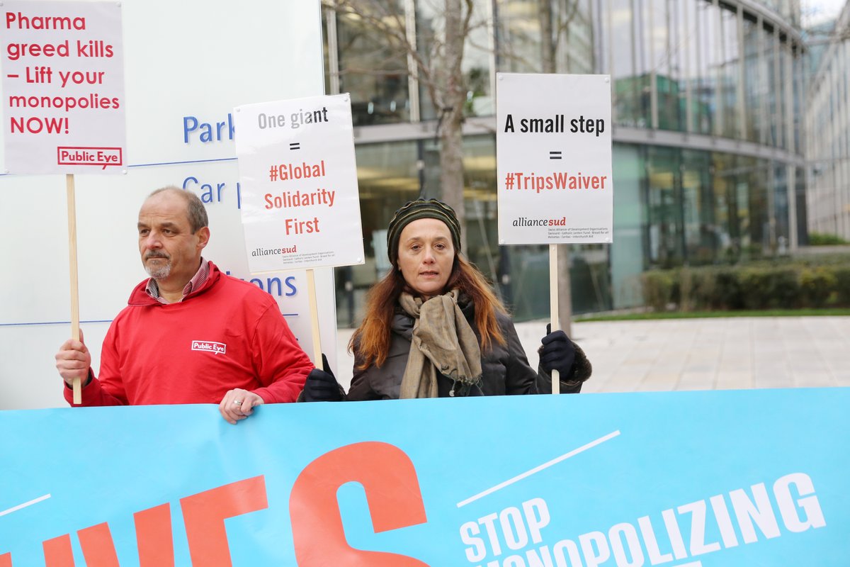 AllianceSud's tweet image. +++ #TripsWaiver is a small step for Big Pharma, one giant for #GlobalSolidarityFirst +++ Alliance Sud @IsoldaAgazzi and Public Eye @DBdurisch protest in Geneva against @IFPMA and the systematic blocking of Switzerland +++ #TRIPSWaivernow #MC12 #WTO #COVID19