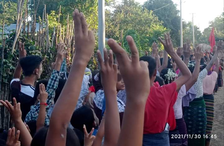 grace_thiri's tweet photo. Myaing Basic Education General Strike Committee and residents joining anti-coup march strike and sit-in strike this evening.
FREEDOM FROM FEAR
#WhatsHappeningInMyanmar
#Nov30Coup https://t.co/DNm2rMUujN
