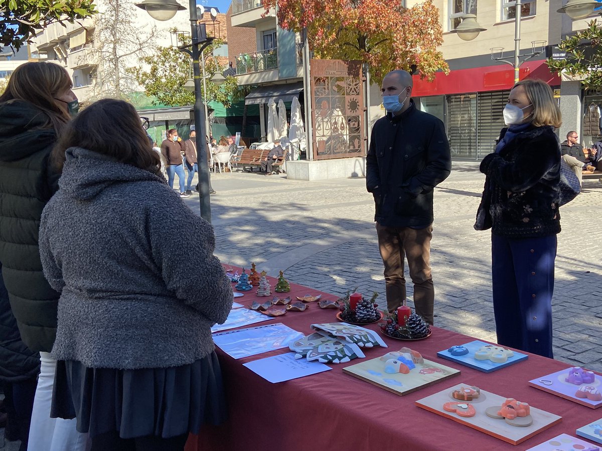 Productos artesanales y adornos navideños hechos con el corazón. 

Hoy vuelve este mercadillo solidario a la Gran Vía de #Majadahonda con motivo del Día Internacional de las Personas con Discapacidad. 

Gracias a todos por vuestro trabajo! Sois artistas!! 👏👏