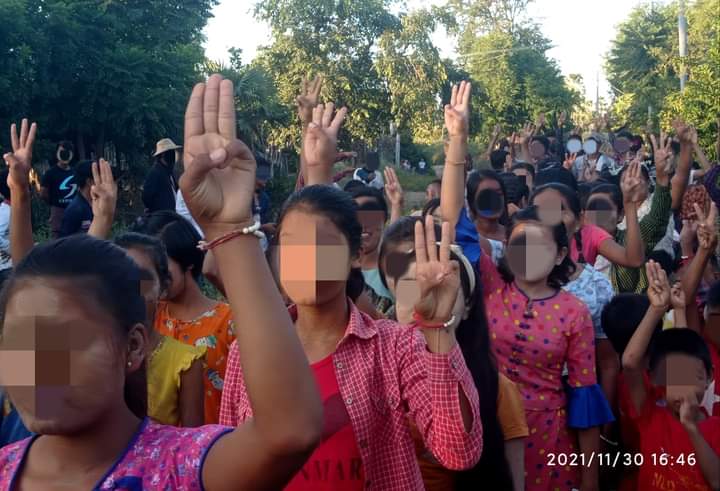 grace_thiri's tweet photo. Myaing Basic Education General Strike Committee and residents joining anti-coup march strike and sit-in strike this evening.
FREEDOM FROM FEAR
#WhatsHappeningInMyanmar
#Nov30Coup https://t.co/DNm2rMUujN