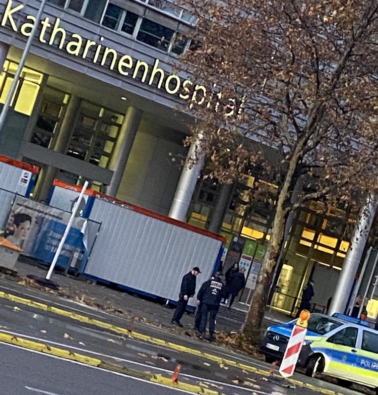 QReXRecherche's tweet photo. Exkurs I #PseudoMedizin
Am 27.11.21 fand in der Nähe des Katharinenhospitals #Stuttgart eine verschwörungsideologische Demo von radikalen Pandemieleugnern &amp; Impfverweigerern statt, die von Szene-bekannten #Querdenker|n aus der Pflegebranche &amp; Region organisiert wurde. #S2711. https://t.co/GJ0639PCSC