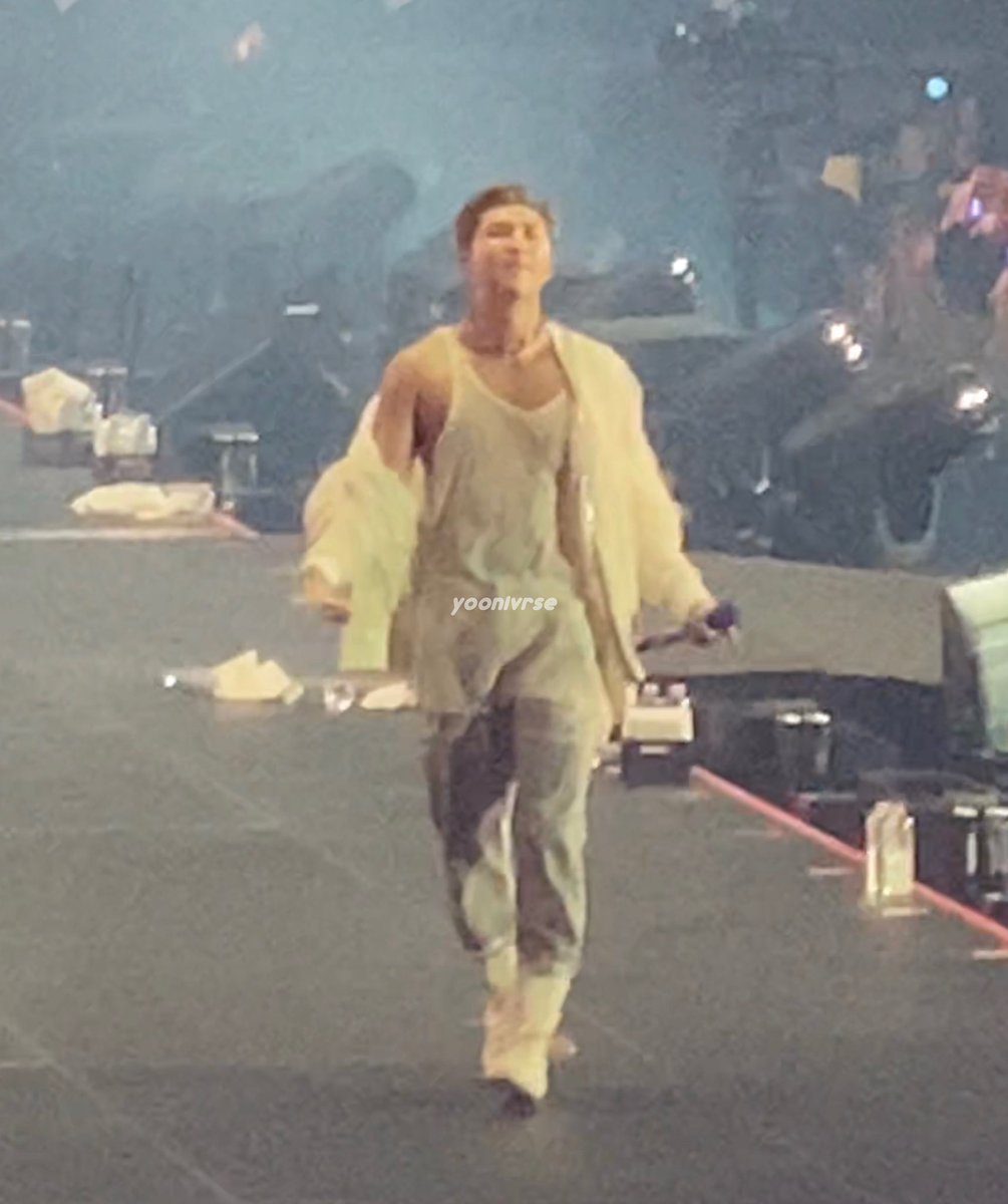 kimnamjoonpics's tweet photo. ladies and gentlemen, kim namjoon https://t.co/IRrIz1J1Ad
