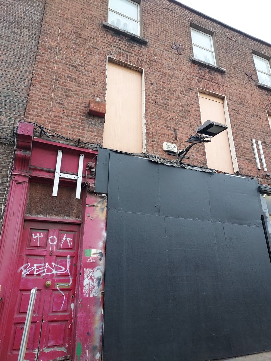 This is #derelictdublin #derelictireland
Baggot Street Upper, Dublin 4
Apparently an 'upmarket' street! 😆... 😞