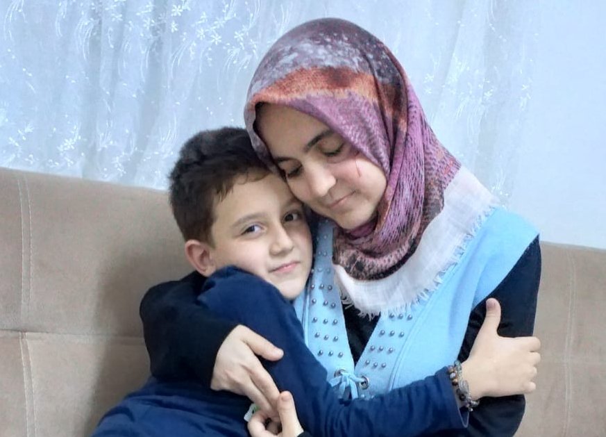 Bir damla su için göklere bakacaksın bazen,
Yıldızlara dil dökeceksin sessizce.
İncecik damarlarını
Sert derinliklere salacaksın.
Yaşamak kolay değil ağacım,
Yaşayacaksın.

Hiçbir ayrım gözetmeksizin beni bir insan,bir hasta,bir kadın olarak destekleyen