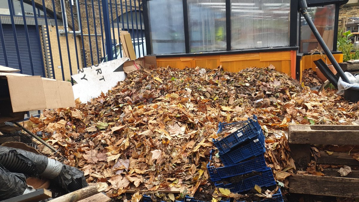 andy_vauxhall's tweet photo. The leaf mound to #leafmold via the # greenhouse heating system... cruising the Street of vauxhall need a lot more leaves to complete project #SGNvauxhall #zerocarbon https://t.co/7msL07RPUs