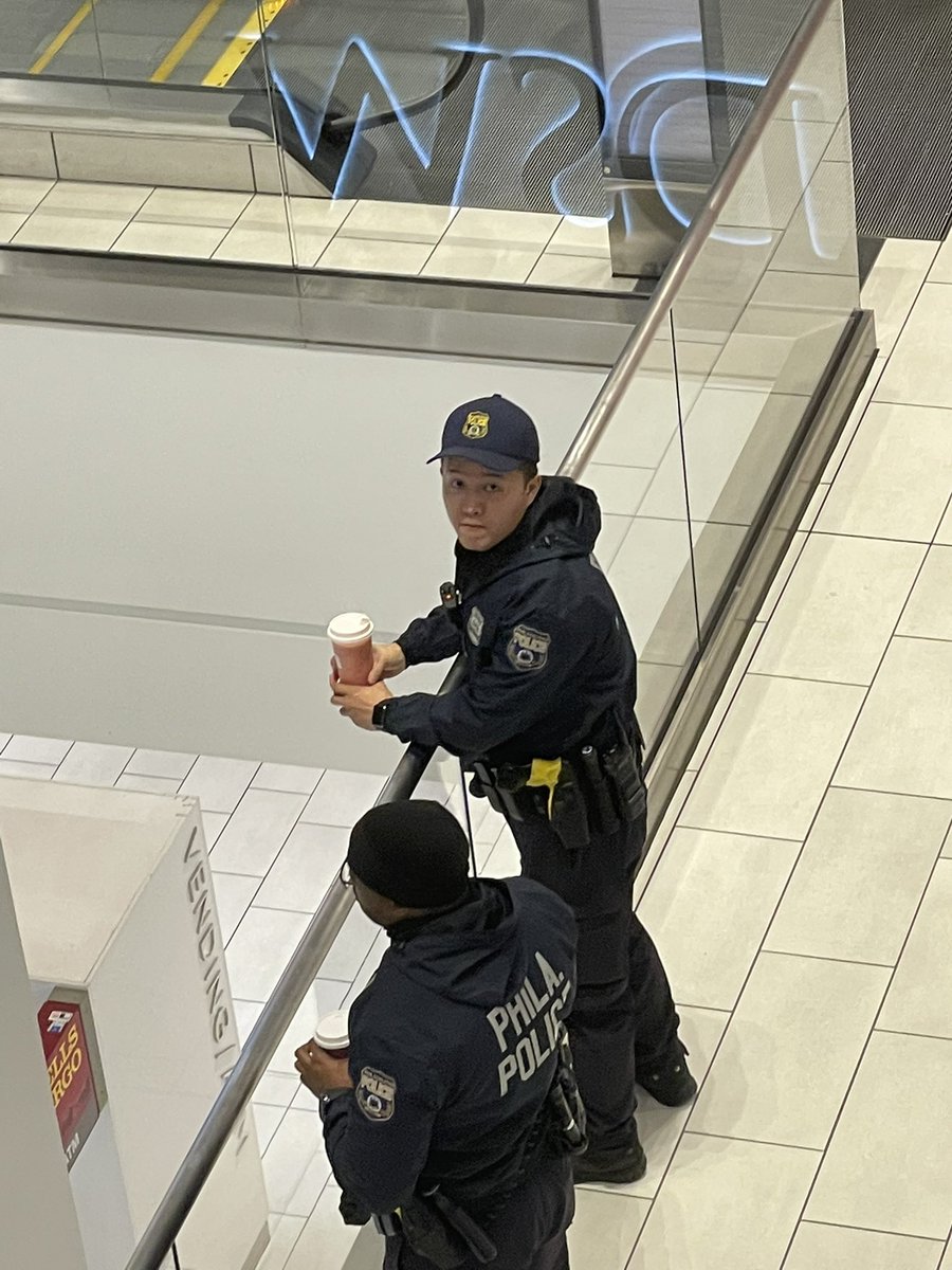 drell2437's tweet photo. @PhillyMayor the police can’t even follow the mandate-why is this allowed when you ask them to wear one they mock you. do better https://t.co/lguRwGmXnj