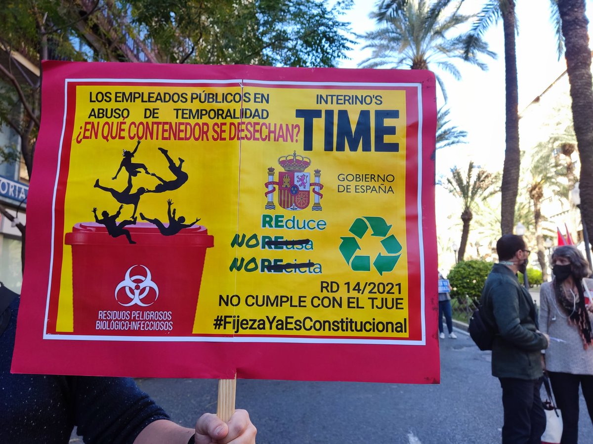 La manifestació d'#Alacant ha arribat a la plaça de la Muntanyeta i les treballadores interines i temporals del sector públic criden "no som d'usar i tirar" i "paralització de les oposicions".  #NoSomdUsariTirar #VagaSectorPúblic30Nov #FixesaJa #FijezaYa #FijezaYaEsContitucional