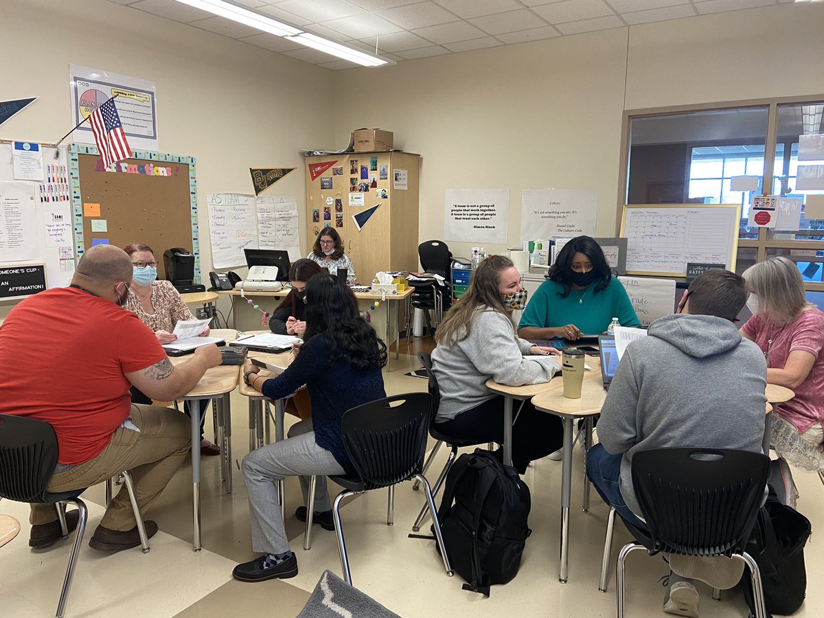 devon_e2L's tweet photo. Social Studies conducted their first student work analysis with a rubric we built as a team!! So exciting and the conversation was UH-mazing 🙌🏻🙌🏻 #JMSWay https://t.co/K3m2RatwDd