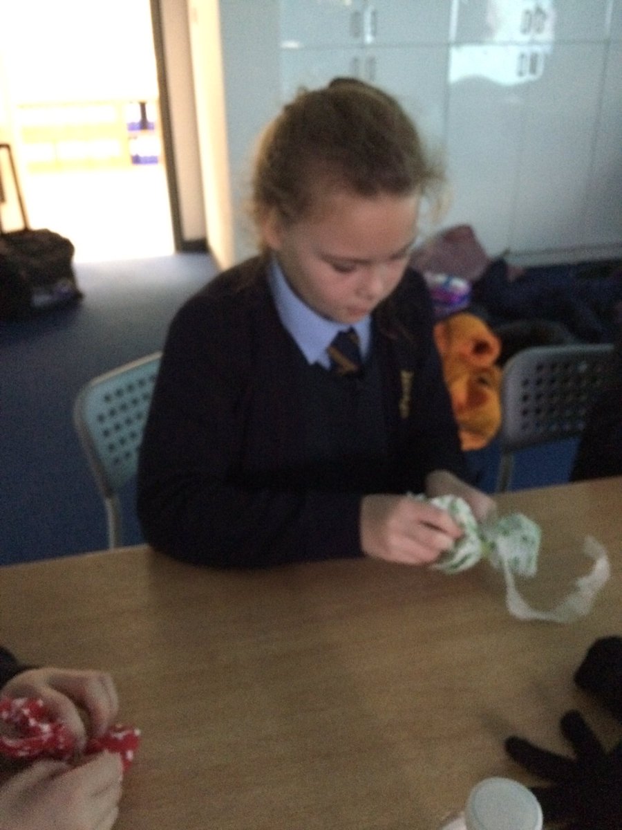 StSebastiansPri's tweet photo. In #mindfullness club we made lavender bags and talked about how different scents can affect our mood #StSebs #PSHE https://t.co/BEM1Qko95z