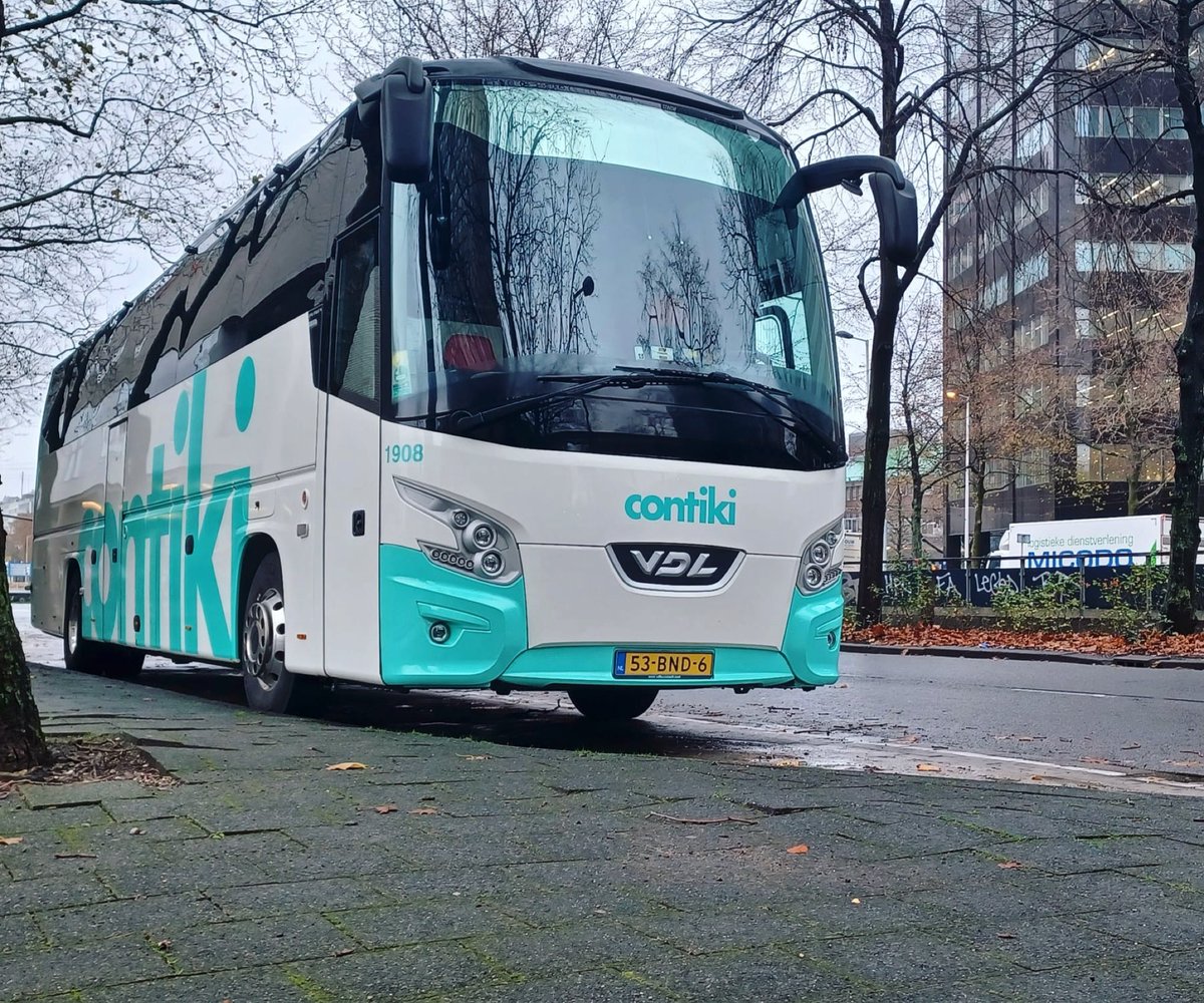 IMeijerman's tweet image. Deze mooie touringcar kan je vandaag spotten in #Rotterdam #mooiplaatje 🤩📸@jeroen7811 @VDL_BusCoach #Contikiholland