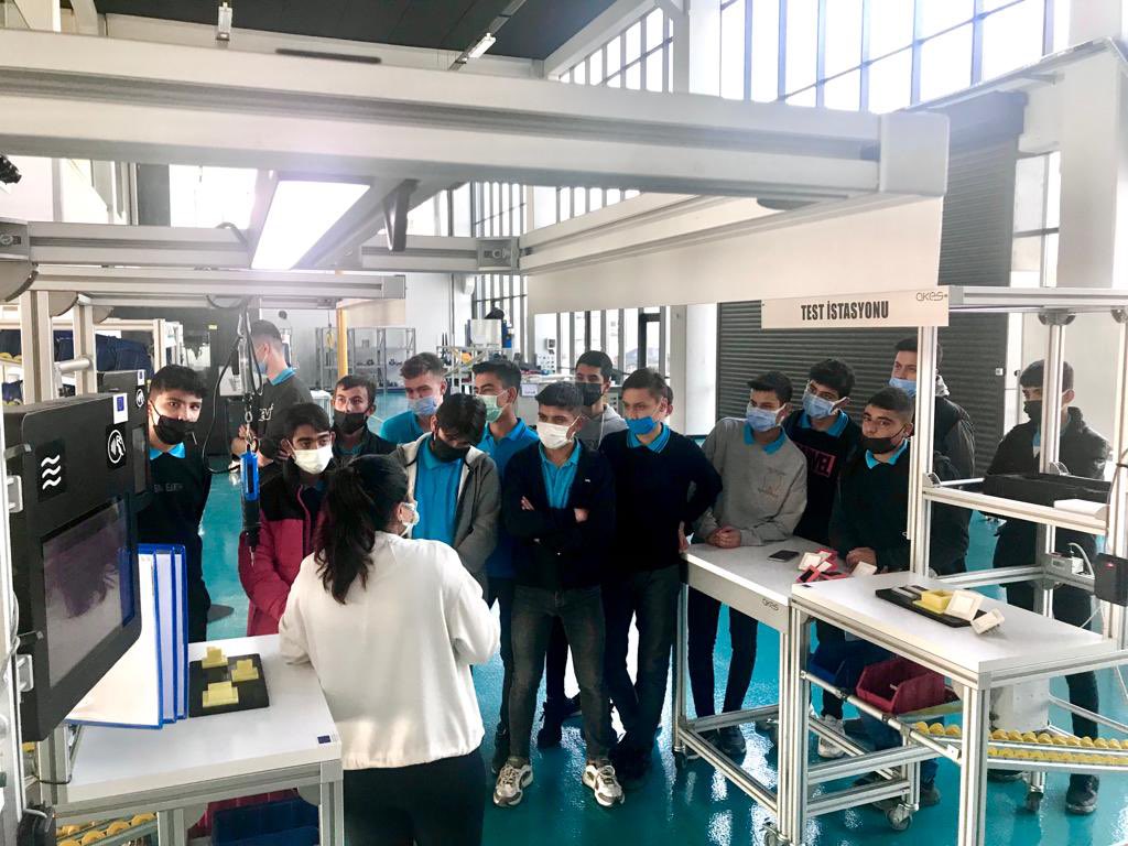 YDDMmersin's tweet photo. Mersin Model Fabrika ve Yenilik Merkezimizi ziyaret eden Şişecam Mesleki ve Teknik Anadolu Lisesi öğrencilerimize teşekkür ederiz.  @yenilikmersin #modelfabrika #mersinmodelfabrika #modelfactory #inovasyon #innovation https://t.co/nt4TGZ1Ts7
