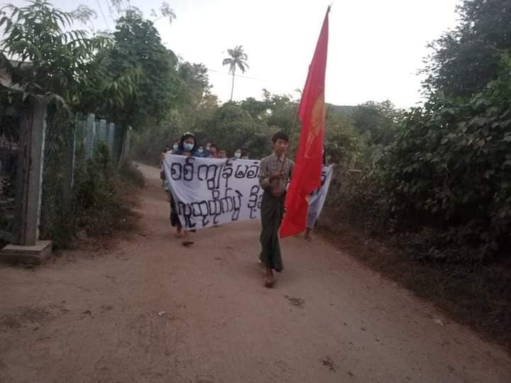 Mnla98479375's tweet photo. A protest march was held in #Yekyipin village, #YinMarPin Township, on November 30 against the military council.
FREEDOM FROM FEAR
#Nov30Coup
#WhatsHappeningInMyanmar https://t.co/30Lqyzh3PN