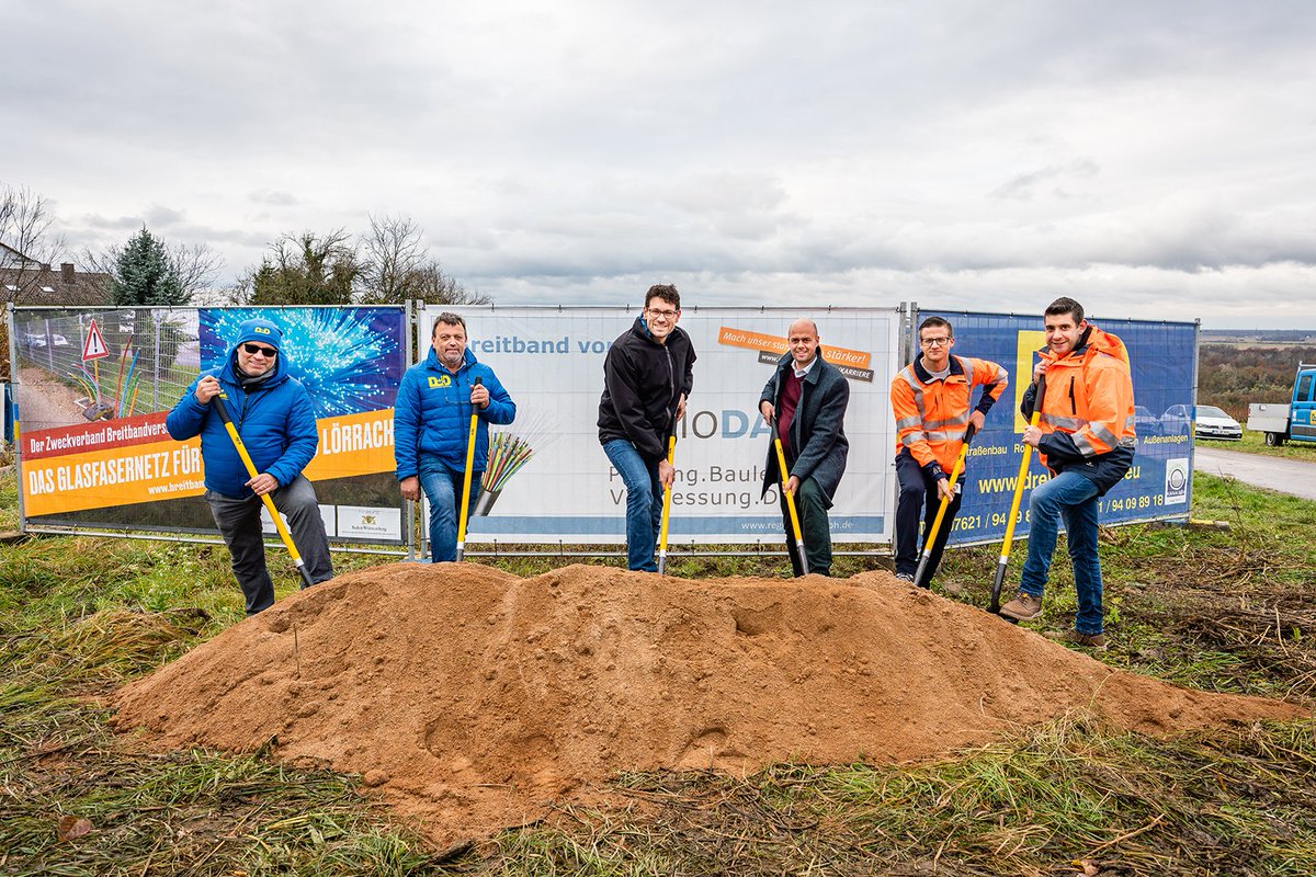 badenovaAG's tweet photo. #Erdgasanschluss und schnelles #Internet: Mit dem Produkt „Gas und Glas“ reagieren der Zweckverband #Breitband Landkreis #Lörrach, die #badenova Tochter #bnNETZE sowie #regioDATA auf diesen Bedarf. Am 22.11. fand der #Spatenstich in Bamlach statt. 👉 https://t.co/K84mEjKOgn https://t.co/A33fmk4m9A