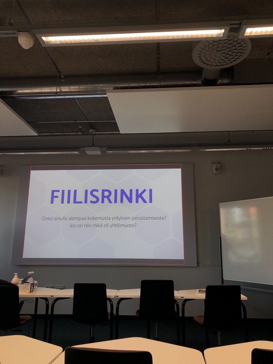 BisnesAkatemia's tweet photo. BisnesAkatemiassa osuuskunnat järjestävät treenit kahdesti viikossa. Treenien aiheet jokainen osuuskunta saa päättää itse. Yleensä aiheeksi valikoituu jokin ajankohtainen tai tärkeä aihe. Osuuskunta Valarilla oli tänään treenit yrityksen perustamisesta. https://t.co/HgxPzv216q