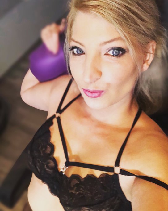 Ich w&uuml;nsche Euch einen sch&ouml;nen Dienstag 🥰 ich bin jetzt noch etwas online https://t.co/WW4CtJgvSD<a href="/tag/dirtyblowjob"class="tags"><span>#dirtyblowjob</span></a>