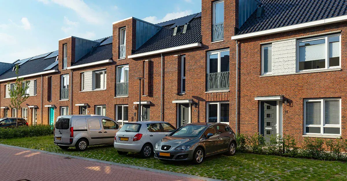 Stap 3. 
Minimaal 20% groen in de openbare ruimte! 

20% tot 35 % van een gemiddeld straatprofiel van een woonstraat zijn parkeervakken. Soms afgewisseld met boomvakken. 20% moet dus minimaal groen zijn! 

Doe een intake! buff.ly/3wORQj5