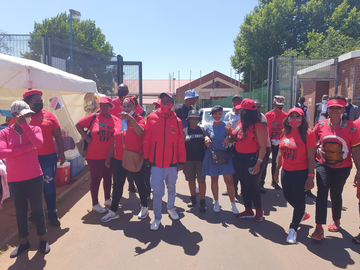 tshedimalaika's tweet photo. @EFFSouthAfrica came in numbers in support of the family of #JusticeforTshepang #ProteaMagistrateCourt #GBV is sickening! https://t.co/GVJTnZvowB