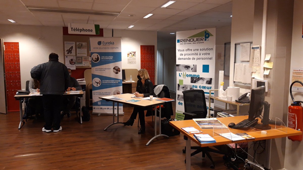 DutreixSeverine's tweet photo. Le forum emploi et insertion, organisé avec le #CD89 commence.
Des emplois et des formations sont proposés.
Présence du bus France Service du Conseil Départemental.
#AvecPôleEmploiAuxerre https://t.co/foptuMnogw