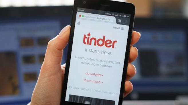 CSOspain's tweet image. Según un informe de @SophosIberia, una estafa de ingeniería social se dirige a usuarios de aplicaciones de citas, para derivar a las víctimas a plataformas ilegítimas de comercio de #criptomonedas. #cybersecurityevolved bit.ly/Sophos_RRSS