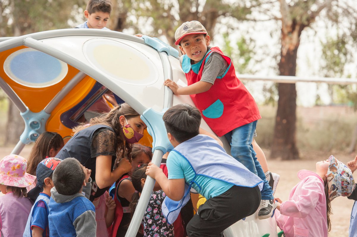 FundacionByB's tweet photo. #ProgramaSembrador | 450 chicos de Mendoza ya tienen un Domo Cósmico en su escuela 🙌
El dispositivo se instaló en 10 escuelas rurales con el objetivo de agregar valor al tiempo de recreo, contribuyendo al desarrollo de los niños y niñas.
+INFO 👉 https://t.co/vpi7S9Kkhm https://t.co/H7eKClUZLh