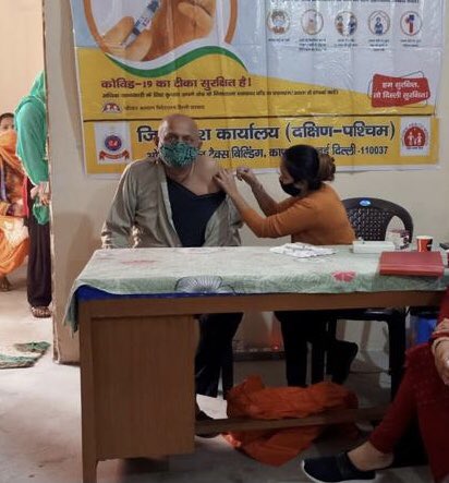Helpageindia's tweet photo. Our teams on ground continue to race against time to ensure our #elders are #vaccinated and safeguarded against #COVID19 especially amid concerns of the new #OmicronVariant
#eldersfirst #showeldersucare #SDGs #healthcare #pandemic #COVIDVaccination #delhi https://t.co/QRG7mJWu8i