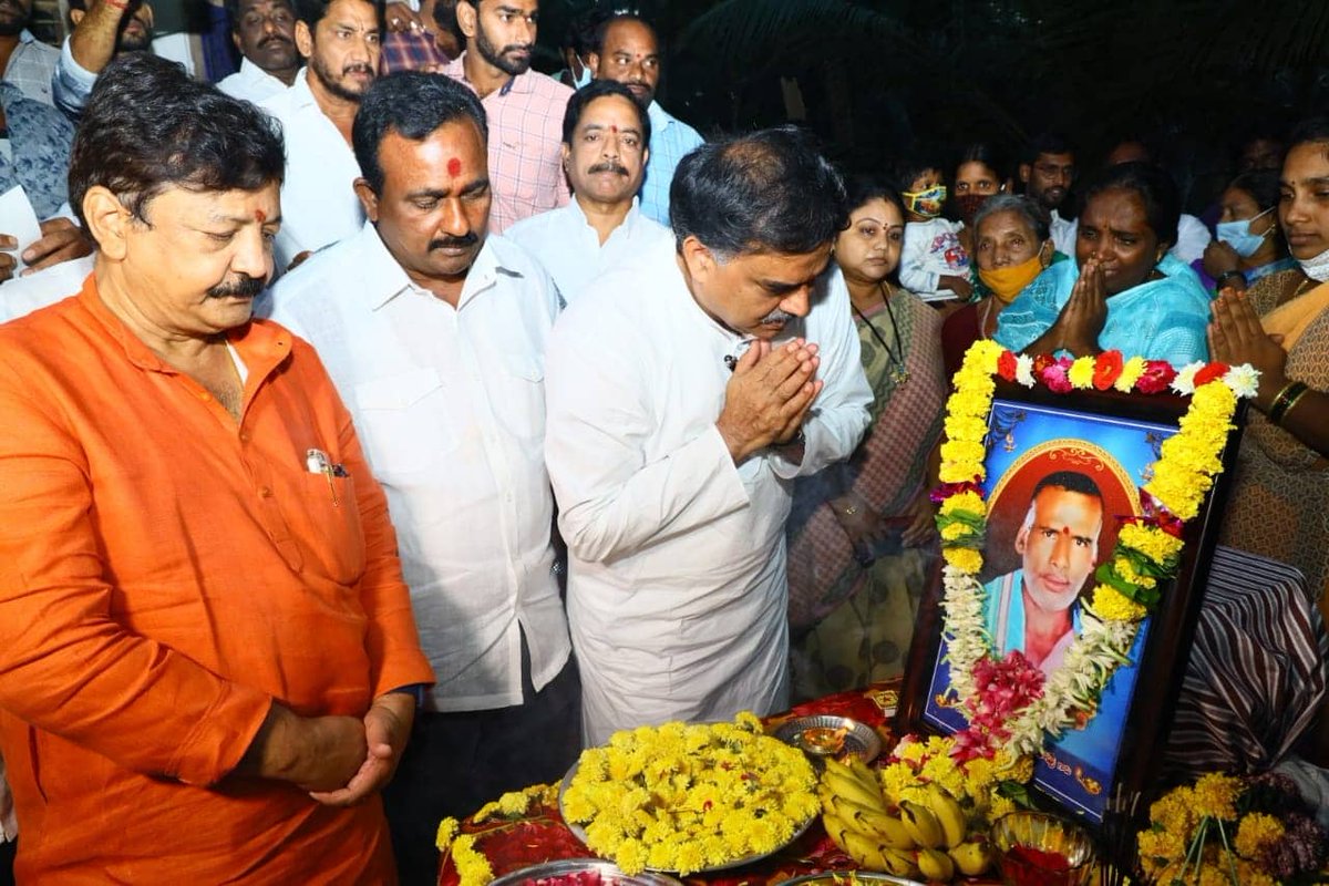 JanaSenaParty's tweet photo. ప్రమాదంలో మరణించిన ముమ్మిడివరం నియోజకవర్గంలోని సిహెచ్ గున్నేపల్లి కి చెందిన క్రియాశీలక సభ్యుడు శ్రీ గనిశెట్టి వెంకటేశ్వరరావు కుటుంబానికి రూ.5 లక్షలు భీమా చెక్కును అందించిన జనసేన పార్టీ PAC చైర్మన్ శ్రీ @mnadendla గారు https://t.co/0PCVEXR5RB