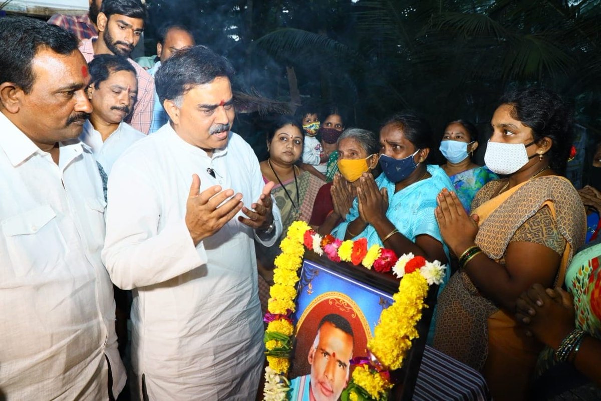 JanaSenaParty's tweet photo. ప్రమాదంలో మరణించిన ముమ్మిడివరం నియోజకవర్గంలోని సిహెచ్ గున్నేపల్లి కి చెందిన క్రియాశీలక సభ్యుడు శ్రీ గనిశెట్టి వెంకటేశ్వరరావు కుటుంబానికి రూ.5 లక్షలు భీమా చెక్కును అందించిన జనసేన పార్టీ PAC చైర్మన్ శ్రీ @mnadendla గారు https://t.co/0PCVEXR5RB