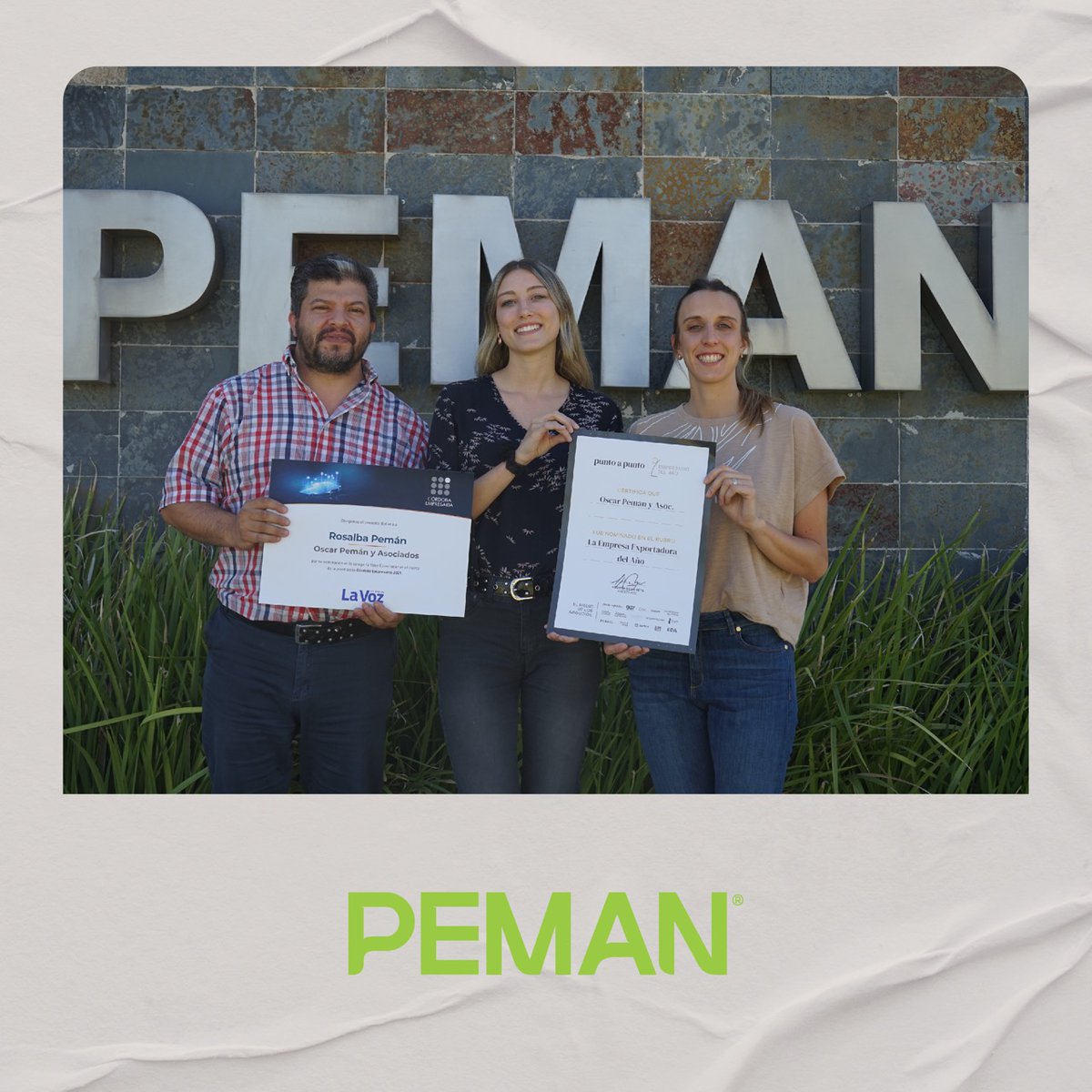 OPemanSemillas's tweet photo. Tantas horas trabajando, no pasaron desapercibidas y hoy estamos felices 😁. La revista  @puntoapuntook nos nominó  como "Empresa Exportadora del Año" para el premio "Empresario del año 2021".
Gracias a todo el #TeamPemán y a quienes nos eligen todos días! 🙌 https://t.co/dFMCHVrGi8